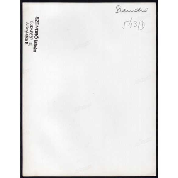 Nagyobb méret, Szendrő István fotóművészeti alkotása, síelők a hegyen, sílécek, 1930-as évek. Eredeti, pecséttel jelzett fotó, papírkép, Agfa Brovira papíron. Dekorációnak, ajándéknak is kiváló.