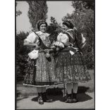Nagyobb méret, Szendrő István fotóművészeti alkotása, lányok, hosszúhetényi népviseletben, Hosszúhetény, Baranya megye, népviselet, korsó, kendő, 1930-as évek. 