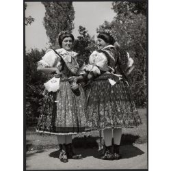   Nagyobb méret, Szendrő István fotóművészeti alkotása, lányok, hosszúhetényi népviseletben, Hosszúhetény, Baranya megye, népviselet, korsó, kendő, 1930-as évek. 