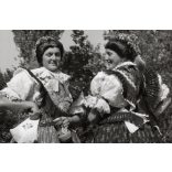 Nagyobb méret, Szendrő István fotóművészeti alkotása, lányok, hosszúhetényi népviseletben, Hosszúhetény, Baranya megye, népviselet, korsó, kendő, 1930-as évek. 