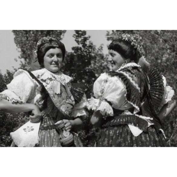 Nagyobb méret, Szendrő István fotóművészeti alkotása, lányok, hosszúhetényi népviseletben, Hosszúhetény, Baranya megye, népviselet, korsó, kendő, 1930-as évek. 