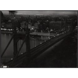   Nagyobb méret, Szendrő István fotóművészeti alkotása, a régi Erzsébet híd, este, Budapest, Duna, 1930-as évek. Eredeti, pecséttel jelzett fotó, papírkép. Dekorációnak, ajándéknak is kiváló. 