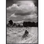 Nagyobb méret, Szendrő István fotóművészeti alkotása, nyári nap mezőn, tanya, búza, felhők, 1930-as évek. Eredeti, pecséttel jelzett fotó, papírkép, Agfa Brovira papíron. 