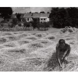 Nagyobb méret, Szendrő István fotóművészeti alkotása, nyári nap mezőn, tanya, búza, felhők, 1930-as évek. Eredeti, pecséttel jelzett fotó, papírkép, Agfa Brovira papíron. 