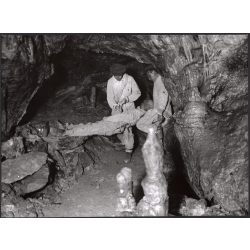   Nagyobb méret, Szendrő István fotóművészeti alkotása, mentőexpedíció a barlangban, 1930-as évek. Eredeti, pecséttel jelzett fotó, papírkép, Agfa Brovira papíron. 