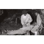 Nagyobb méret, Szendrő István fotóművészeti alkotása, mentőexpedíció a barlangban, 1930-as évek. Eredeti, pecséttel jelzett fotó, papírkép, Agfa Brovira papíron. 