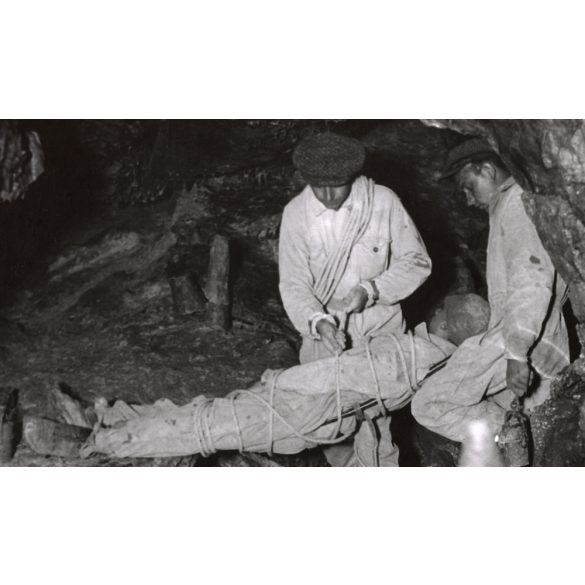 Nagyobb méret, Szendrő István fotóművészeti alkotása, mentőexpedíció a barlangban, 1930-as évek. Eredeti, pecséttel jelzett fotó, papírkép, Agfa Brovira papíron. 