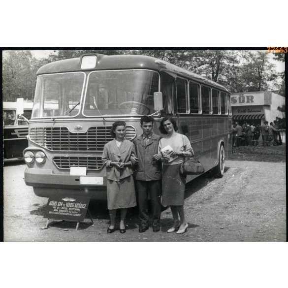 Vásárlátogatók az Ikarus 604-es városi autóbusz bemutató példánya előtt, Budapest, Ipari Vásár, jármű, közlekedés, busz, szocializmus, 1950-es évek, Eredeti fotó, papírkép. 