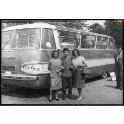   Vásárlátogatók az Ikarus 303-as távolsági autóbusz bemutató példánya előtt, prototípus, nem került gyártásba, Budapest, Ipari Vásár, jármű, közlekedés, ritka busz, szocializmus, 1950-es évek, Eredeti 