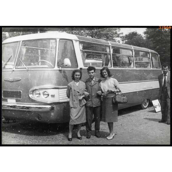 Vásárlátogatók az Ikarus 303-as távolsági autóbusz bemutató példánya előtt, prototípus, nem került gyártásba, Budapest, Ipari Vásár, jármű, közlekedés, ritka busz, szocializmus, 1950-es évek, Eredeti 