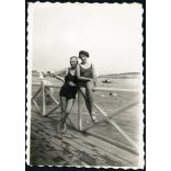 Pár fürdőruhában, Szeged, Tisza-part, vitorlás hajó, strand, fürdőélet, Horthy-korszak, helytörténet, Csongrád megye, 1932, 1930-as évek, Eredeti fotó, papírkép.  