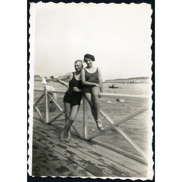 Pár fürdőruhában, Szeged, Tisza-part, vitorlás hajó, strand, fürdőélet, Horthy-korszak, helytörténet, Csongrád megye, 1932, 1930-as évek, Eredeti fotó, papírkép.  