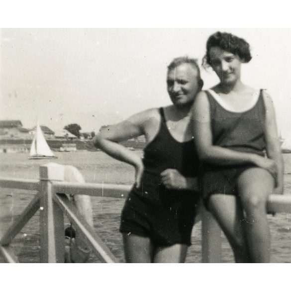Pár fürdőruhában, Szeged, Tisza-part, vitorlás hajó, strand, fürdőélet, Horthy-korszak, helytörténet, Csongrád megye, 1932, 1930-as évek, Eredeti fotó, papírkép.  