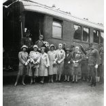 Hölgyek katonatisztekkel a vasútállomáson, Szeged, a tisztek között Gécsy János alezredes, érdemrend, egyenruha, Horthy-korszak, helytörténet, vonat, jármű, közlekedés, Csongrád megye, 1930. október 2