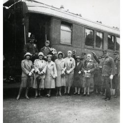   Hölgyek katonatisztekkel a vasútállomáson, Szeged, a tisztek között Gécsy János alezredes, érdemrend, egyenruha, Horthy-korszak, helytörténet, vonat, jármű, közlekedés, Csongrád megye, 1930. október 2