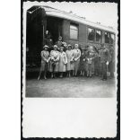 Hölgyek katonatisztekkel a vasútállomáson, Szeged, a tisztek között Gécsy János alezredes, érdemrend, egyenruha, Horthy-korszak, helytörténet, vonat, jármű, közlekedés, Csongrád megye, 1930. október 2