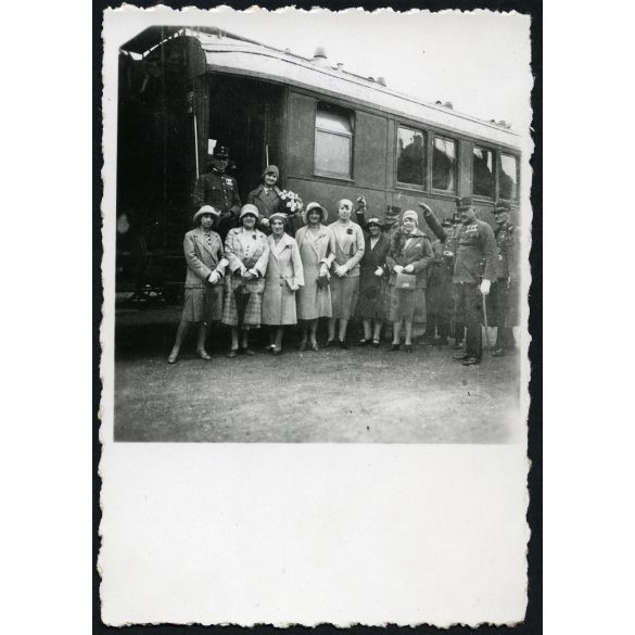 Hölgyek katonatisztekkel a vasútállomáson, Szeged, a tisztek között Gécsy János alezredes, érdemrend, egyenruha, Horthy-korszak, helytörténet, vonat, jármű, közlekedés, Csongrád megye, 1930. október 2