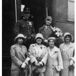 Hölgyek katonatisztekkel a vasútállomáson, Szeged, a tisztek között Gécsy János alezredes, érdemrend, egyenruha, Horthy-korszak, helytörténet, vonat, jármű, közlekedés, Csongrád megye, 1930. október 2