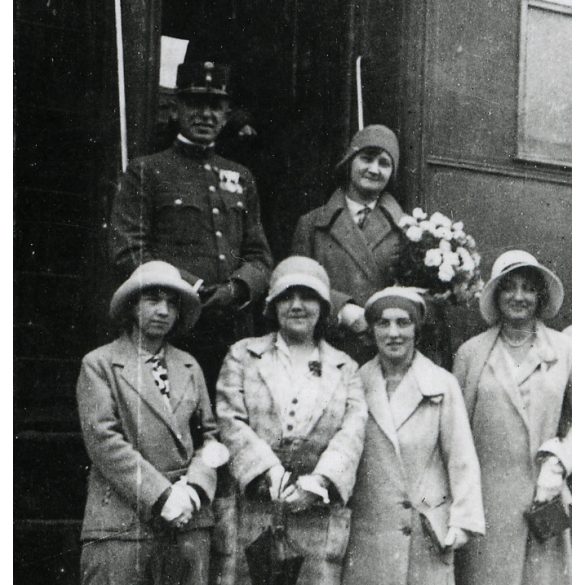 Hölgyek katonatisztekkel a vasútállomáson, Szeged, a tisztek között Gécsy János alezredes, érdemrend, egyenruha, Horthy-korszak, helytörténet, vonat, jármű, közlekedés, Csongrád megye, 1930. október 2