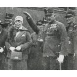 Hölgyek katonatisztekkel a vasútállomáson, Szeged, a tisztek között Gécsy János alezredes, érdemrend, egyenruha, Horthy-korszak, helytörténet, vonat, jármű, közlekedés, Csongrád megye, 1930. október 2