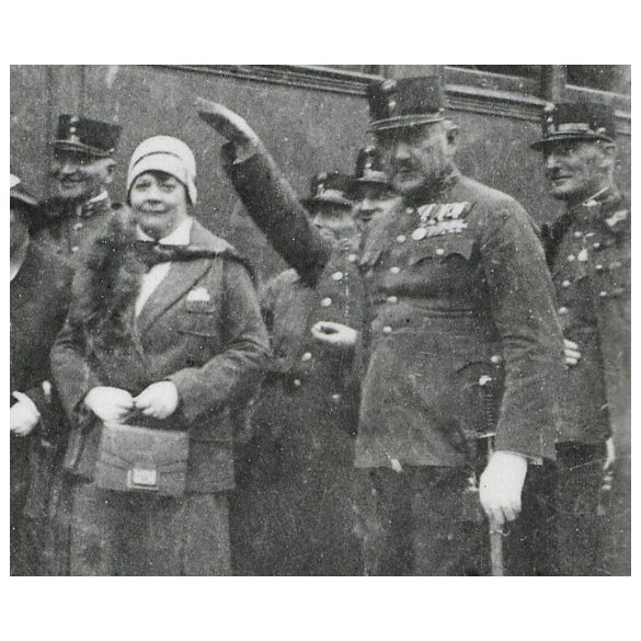 Hölgyek katonatisztekkel a vasútállomáson, Szeged, a tisztek között Gécsy János alezredes, érdemrend, egyenruha, Horthy-korszak, helytörténet, vonat, jármű, közlekedés, Csongrád megye, 1930. október 2