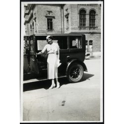   Elegáns hölgy személygépkocsival, Szeged, Horthy-korszak, helytörténet, autó, jármű, közlekedés, Csongrád megye, 1933., 1930-as évek, Eredeti fotó, papírkép. 