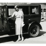 Elegáns hölgy személygépkocsival, Szeged, Horthy-korszak, helytörténet, autó, jármű, közlekedés, Csongrád megye, 1933., 1930-as évek, Eredeti fotó, papírkép. 