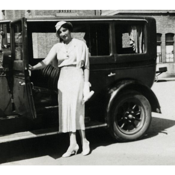 Elegáns hölgy személygépkocsival, Szeged, Horthy-korszak, helytörténet, autó, jármű, közlekedés, Csongrád megye, 1933., 1930-as évek, Eredeti fotó, papírkép. 