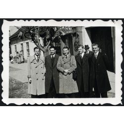   Férfiak a Patikánál, Békés, üzletek, kirakatok, utcakép, kalapok a fán, vicces, Horthy-korszak, Békés megye, helytörténet, 1937., 1930-as évek, Eredeti fotó, papírkép. 