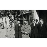 Férfiak a Patikánál, Békés, üzletek, kirakatok, utcakép, kalapok a fán, vicces, Horthy-korszak, Békés megye, helytörténet, 1937., 1930-as évek, Eredeti fotó, papírkép. 