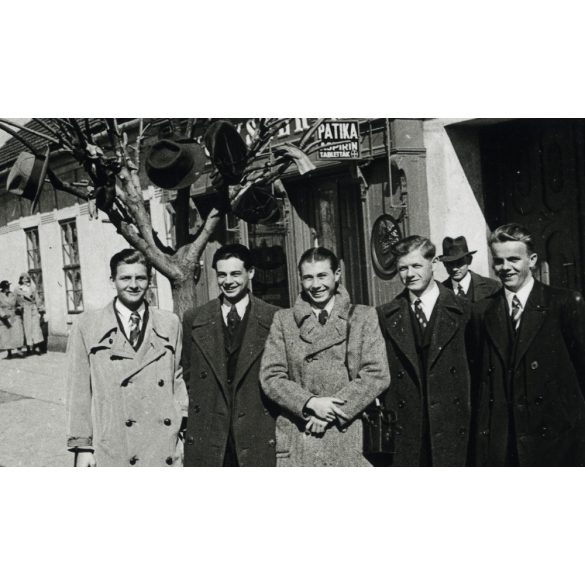 Férfiak a Patikánál, Békés, üzletek, kirakatok, utcakép, kalapok a fán, vicces, Horthy-korszak, Békés megye, helytörténet, 1937., 1930-as évek, Eredeti fotó, papírkép. 