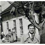 Férfiak a Patikánál, Békés, üzletek, kirakatok, utcakép, kalapok a fán, vicces, Horthy-korszak, Békés megye, helytörténet, 1937., 1930-as évek, Eredeti fotó, papírkép. 