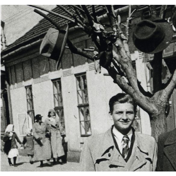 Férfiak a Patikánál, Békés, üzletek, kirakatok, utcakép, kalapok a fán, vicces, Horthy-korszak, Békés megye, helytörténet, 1937., 1930-as évek, Eredeti fotó, papírkép. 