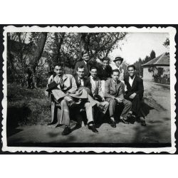   Elegáns fiatal férfiak a padon, Békés, utcakép, Horthy-korszak, Békés megye, helytörténet, 1936., 1930-as évek, Eredeti fotó, papírkép, hátoldalon a szereplők neveivel. 