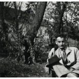 Elegáns fiatal férfiak a padon, Békés, utcakép, Horthy-korszak, Békés megye, helytörténet, 1936., 1930-as évek, Eredeti fotó, papírkép, hátoldalon a szereplők neveivel. 