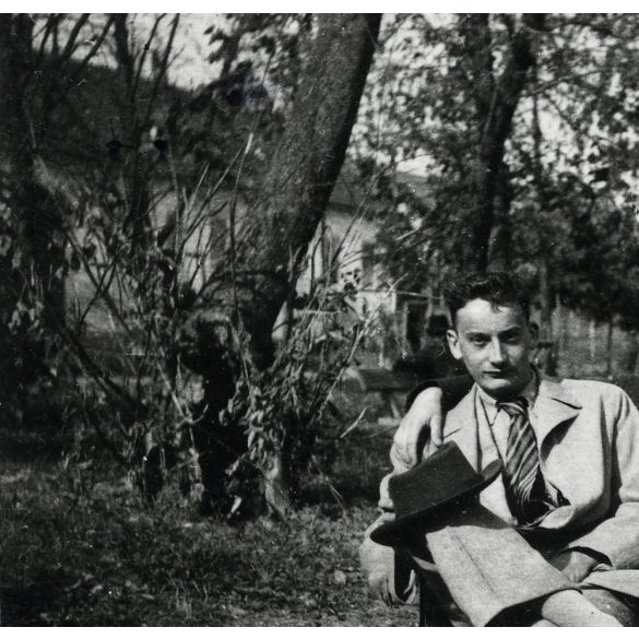 Elegáns fiatal férfiak a padon, Békés, utcakép, Horthy-korszak, Békés megye, helytörténet, 1936., 1930-as évek, Eredeti fotó, papírkép, hátoldalon a szereplők neveivel. 