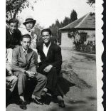 Elegáns fiatal férfiak a padon, Békés, utcakép, Horthy-korszak, Békés megye, helytörténet, 1936., 1930-as évek, Eredeti fotó, papírkép, hátoldalon a szereplők neveivel. 