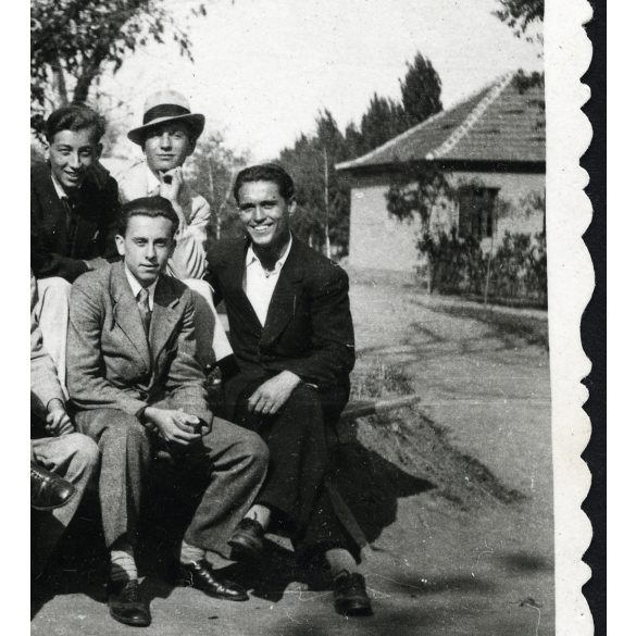 Elegáns fiatal férfiak a padon, Békés, utcakép, Horthy-korszak, Békés megye, helytörténet, 1936., 1930-as évek, Eredeti fotó, papírkép, hátoldalon a szereplők neveivel. 