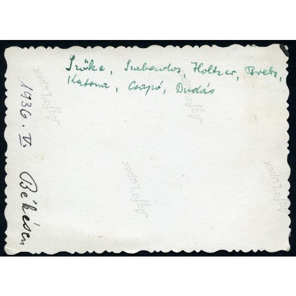 Elegáns fiatal férfiak a padon, Békés, utcakép, Horthy-korszak, Békés megye, helytörténet, 1936., 1930-as évek, Eredeti fotó, papírkép, hátoldalon a szereplők neveivel. 