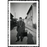 Magyar katona egyenruhában, Pécs, Ilona utca 7. szám előtt, kisbőrönd, pisztoly, utcakép, 2. világháború, Horthy-korszak, Baranya megye, 1943. március 27., 1940-es évek, helytörténet. Eredeti fotó, pa