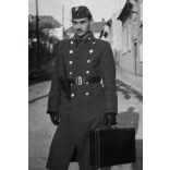 Magyar katona egyenruhában, Pécs, Ilona utca 7. szám előtt, kisbőrönd, pisztoly, utcakép, 2. világháború, Horthy-korszak, Baranya megye, 1943. március 27., 1940-es évek, helytörténet. Eredeti fotó, pa