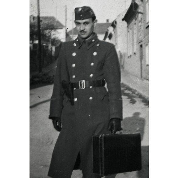 Magyar katona egyenruhában, Pécs, Ilona utca 7. szám előtt, kisbőrönd, pisztoly, utcakép, 2. világháború, Horthy-korszak, Baranya megye, 1943. március 27., 1940-es évek, helytörténet. Eredeti fotó, pa