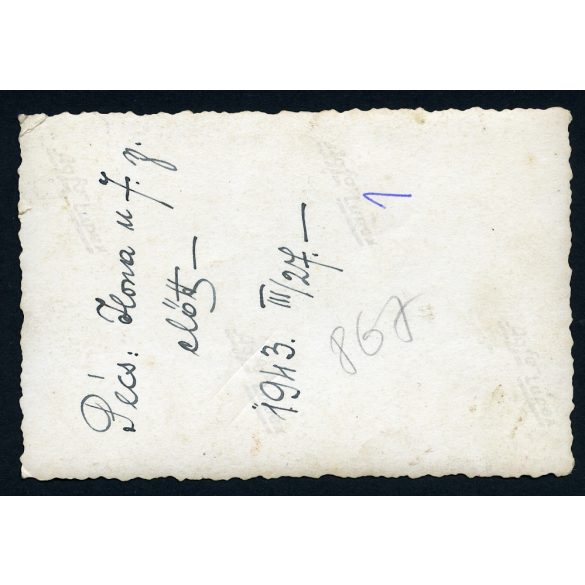 Magyar katona egyenruhában, Pécs, Ilona utca 7. szám előtt, kisbőrönd, pisztoly, utcakép, 2. világháború, Horthy-korszak, Baranya megye, 1943. március 27., 1940-es évek, helytörténet. Eredeti fotó, pa