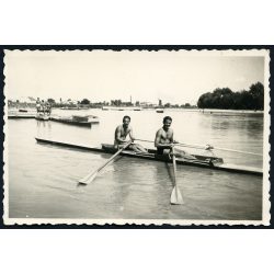   A Maros Evezős Klub sportolói, Arad, Erdély, Maros-folyó, fürdőruha, sport, fiú, strand, fürdőélet,  Horthy-korszak, 1939. szeptember, 1930-as évek, helytörténet. Eredeti fotó, papírkép.   