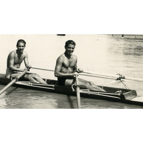 A Maros Evezős Klub sportolói, Arad, Erdély, Maros-folyó, fürdőruha, sport, fiú, strand, fürdőélet,  Horthy-korszak, 1939. szeptember, 1930-as évek, helytörténet. Eredeti fotó, papírkép.   