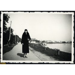   Elegáns hölgy kalapban, Arad, Erdély, Maros, folyó, Horthy-korszak, városkép, helytörténet, 1936., 1930-as évek, Eredeti fotó, papírkép.   