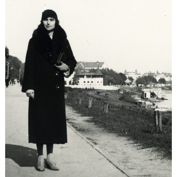 Elegáns hölgy kalapban, Arad, Erdély, Maros, folyó, Horthy-korszak, városkép, helytörténet, 1936., 1930-as évek, Eredeti fotó, papírkép.   