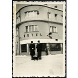 Elegáns hölgyek a Hotel előtt, Rahó, Kárpátalja, kutya, utcakép, Horthy-korszak, 1940-es évek, Eredeti fotó, papírkép. 