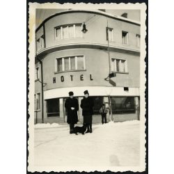   Elegáns hölgyek a Hotel előtt, Rahó, Kárpátalja, kutya, utcakép, Horthy-korszak, 1940-es évek, Eredeti fotó, papírkép. 