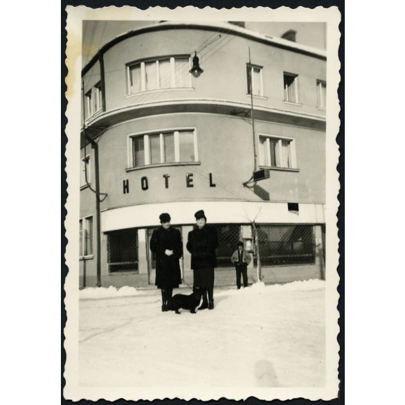 Elegáns hölgyek a Hotel előtt, Rahó, Kárpátalja, kutya, utcakép, Horthy-korszak, 1940-es évek, Eredeti fotó, papírkép. 